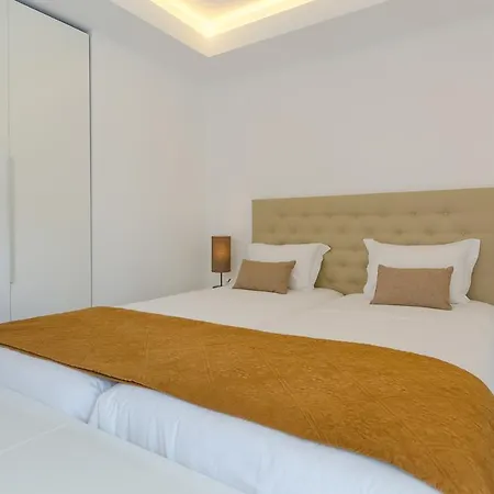 Avenue - Free Parking