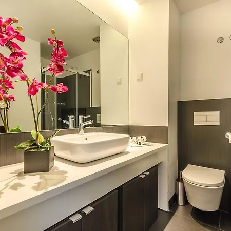 Avenue - Free Parking *