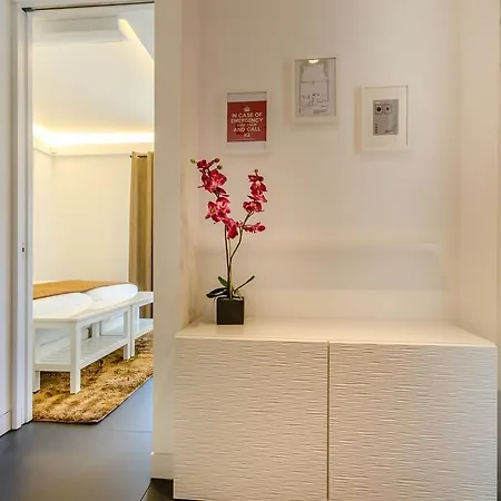 Avenue - Free Parking