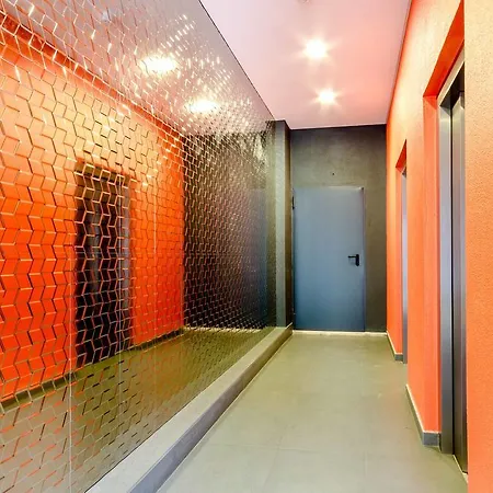 Avenue - Free Parking